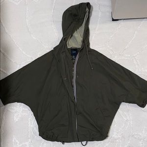 Green 3/4 length sleeve baggy jacket.